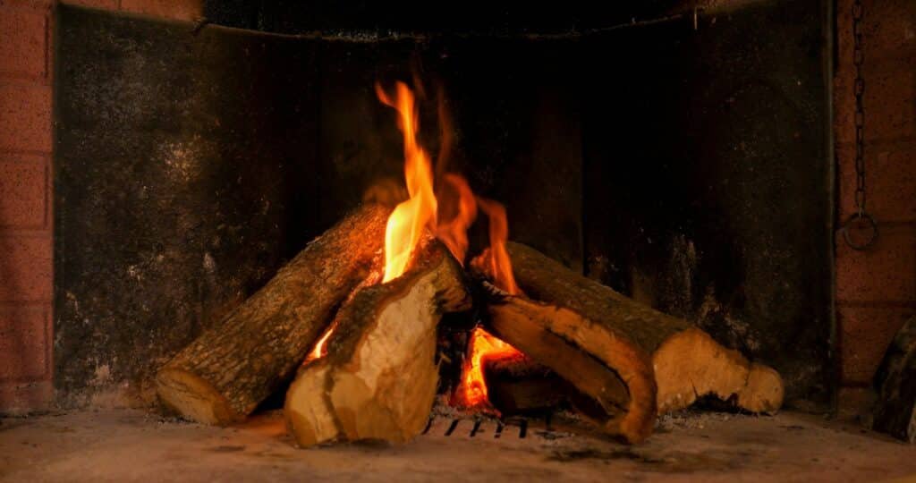 Un feu chaleureux dans une cheminée. Brûler du bois dans la cheminée et les flammes