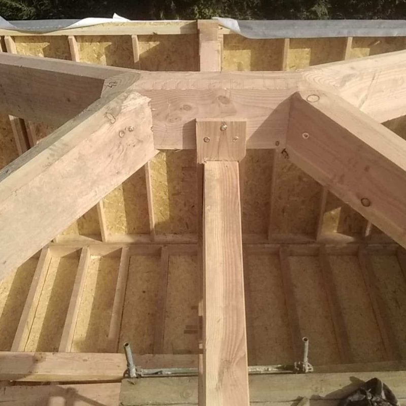 Vue d'une charpente en bois massif installée sur une structure de toit. Vue d'une charpente en bois massif installée sur une structure de toit.
