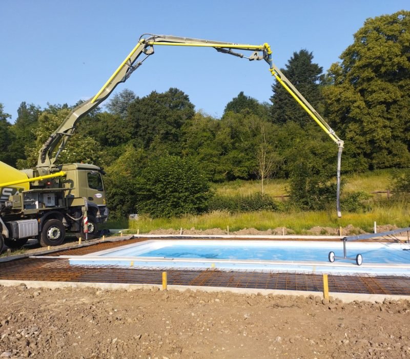 Préparation du coffrage pour la dalle de la piscine Coffrage avec armature en métal prêt pour le coulage de béton autour de la piscine.